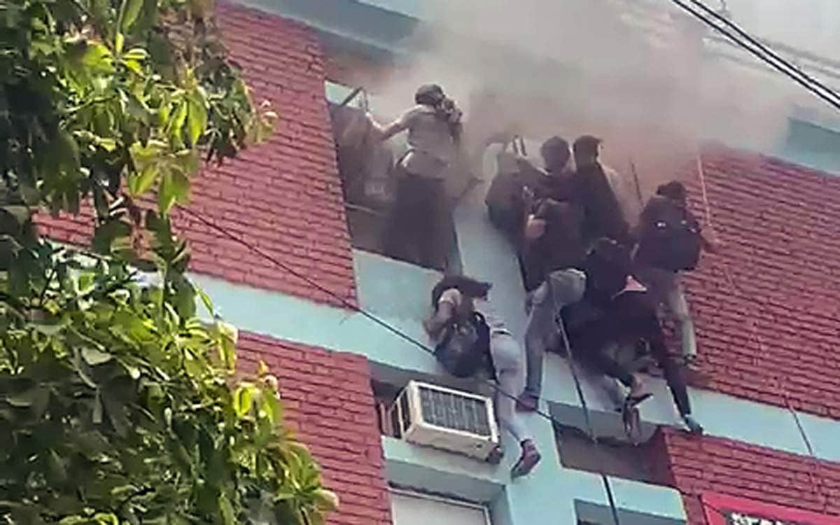 தில்லி பயிற்சி மையத்தில் தீ விபத்து - புகைப்படங்கள்