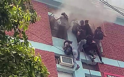 தில்லி பயிற்சி மையத்தில் தீ விபத்து - புகைப்படங்கள்