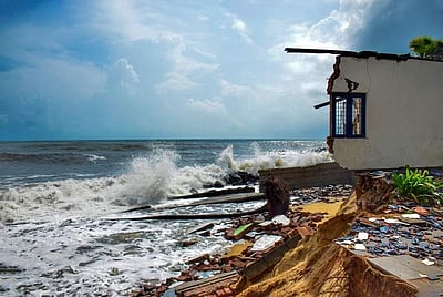 பிபர்ஜாய் புயல் கரையை கடக்கத் தொடங்கியது!