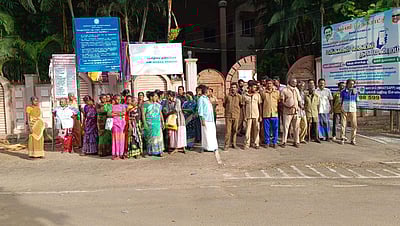 கம்பம் நகராட்சி அலுவலகத்தை முற்றுகையிட்ட தூய்மை பணியாளர்கள்