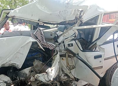 வட்டார வளர்ச்சி அலுவலர் வாகனம் மரத்தில் மோதி விபத்து!