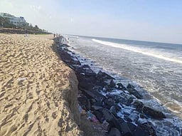 பழைய கல்லாறு கிராமத்தில் கடல் அரிப்பு தடுப்புச்சுவா் அமைக்க கோரிக்கை