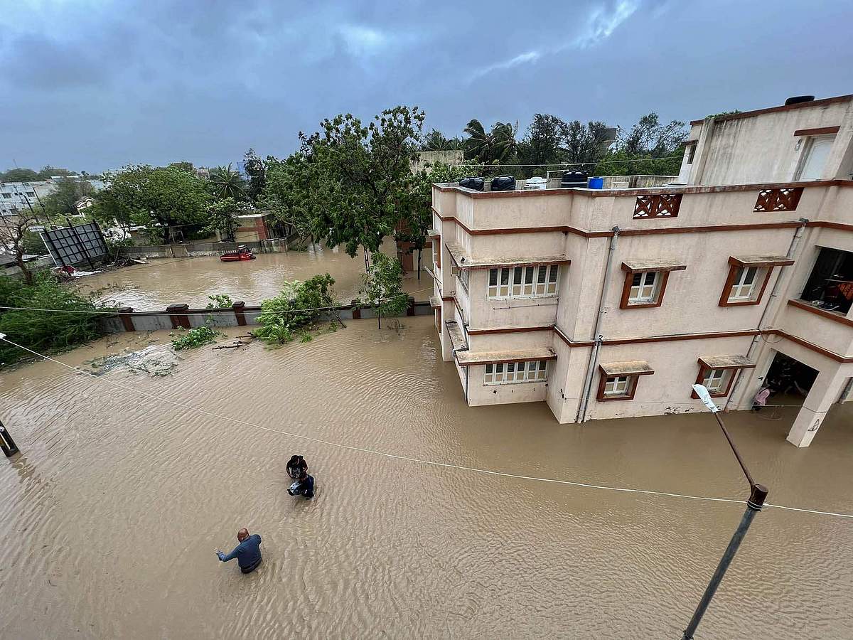 கோரத் தாண்டவம் ஆடிய பிபர்ஜாய் புயல் - புகைப்படங்கள்
