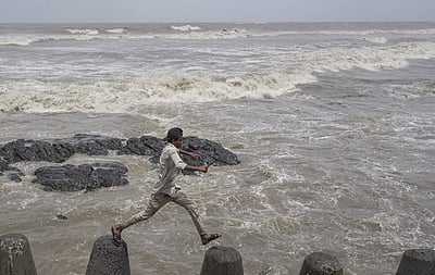 கரையை கடக்காமல் வலுவிழந்த ‘டித்வா’ புயல்! தமிழகத்துக்கு மழை அபாயம் நீங்கியது!