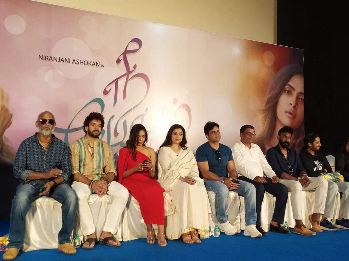 நீ போதும் இசை ஆல்பத்தை நடிகர்கள் ஷாம், பரத் ஆகியோருடன் இணைந்து வெளியிட்டார் நடிகை மீனா