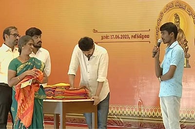 12 மணிநேரத்துக்கும் மேலாக மேடையில் நின்று ஊக்கத்தொகை வழங்கிய விஜய்!