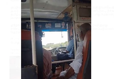 செல்போனில் பேசிக்கொண்டே பேருந்தை இயக்கிய ஓட்டுநர் பணியிடை நீக்கம்