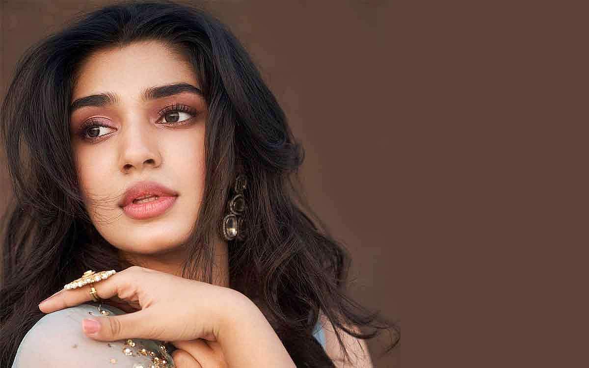 2019ஆம் ஆண்டு ஹிந்தியில் சூப்பர் 30 என்ற படத்தில் அறிமுகமானார் கீர்த்தி ஷெட்டி.