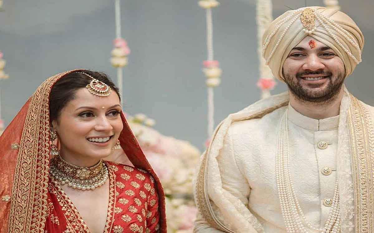 மும்பையில் தாஜ் லேண்ட்ஸ் எண்ட் ஹோட்டலில் ஹிந்து முறைப்படி நடைபெற்ற நடிகர் கரண் தியோல் - த்ரிஷா ஆச்சார்யா திருமணம்.