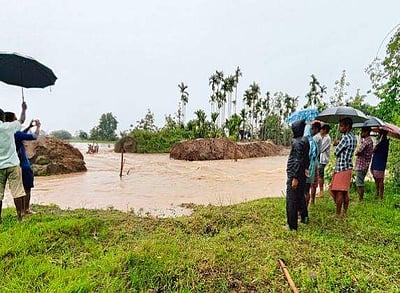 அசாமில் கனமழை: 33,000 பேர் பாதிப்பு; 142 கிராமங்கள் நீரில் மூழ்கின!