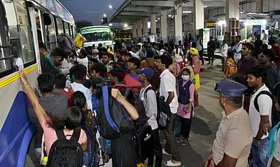 பள்ளிகள் திறப்பு: 2,200 சிறப்புப் பேருந்துகள் இயக்கம்!