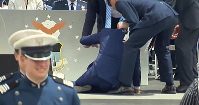 விமானப் படை நிகழ்வில் கீழே விழுந்த பைடன்!