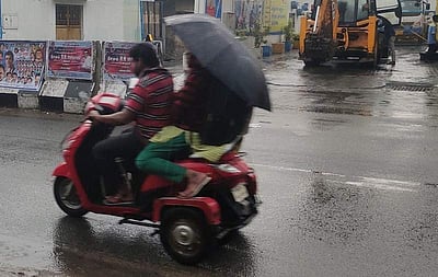 கிருஷ்ணகிரியில் மழை: பள்ளி மாணவர்கள் அவதி!