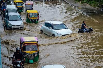 நீரில் மூழ்கிய தில்லி-குருகிராம் விரைவுச்சாலை!