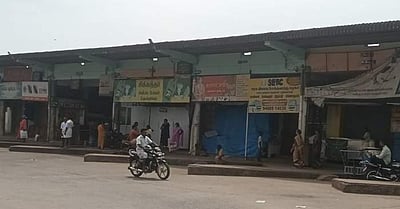 போக்குவரத்தை மாற்றி அமைக்கக் கோரி கம்பத்தில் வணிகர்கள் கடையடைப்பு!