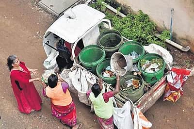 மலைக்க வைக்கும் குப்பைகள்