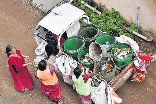மலைக்க வைக்கும் குப்பைகள்