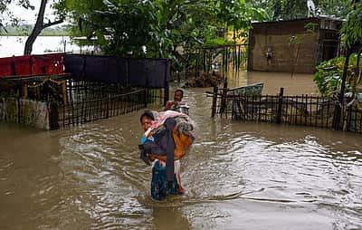 அஸ்ஸாம்: வெள்ளத்தில் தத்தளிக்கும் 1,360 கிராமங்கள் -5 லட்சம் போ் பாதிப்பு