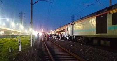 சென்னையில் எக்ஸ்பிரஸ் ரயில் என்ஜினில் தீ: அதிர்ஷ்டவசமாக பயணிகள் உயிர்தப்பினர்!