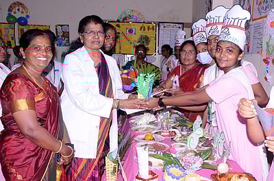 செவிலியா் பயிற்சிப் பள்ளியில் ஊட்டச்சத்து உணவு கண்காட்சி