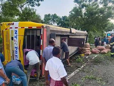 தனியாா் பேருந்து கவிழ்ந்து 10 போ் காயம்