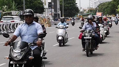 கோவை: வாகனங்களில் பின்னால் அமர்ந்திருப்பவர்களுக்கும் தலைக்கவசம் கட்டாயம்!