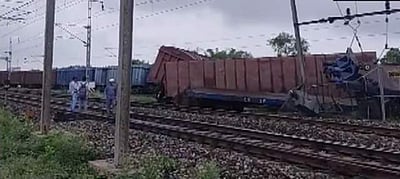 சரக்கு ரயில் விபத்து: 14 ரயில் சேவைகள் ரத்து!