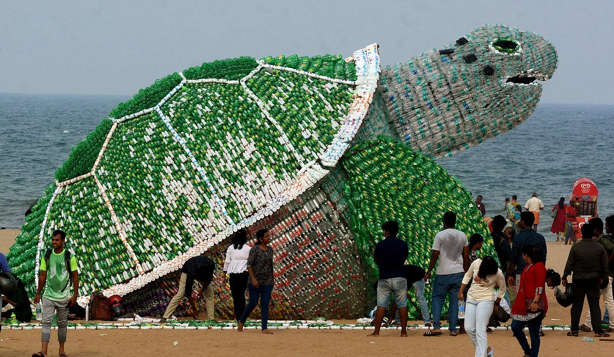 பிளாஸ்டிக் பாட்டில்கள் மற்றும் அதன் தாக்கம் குறித்த விழிப்புணர்வை ஏற்படுத்தும் வகையில் எட்வர்ட் எலியட்ஸ் கடற்கரையில் வாக் ஃபார் பிளாஸ்டிக் அமைப்பால் நிறுவப்பட்ட பிளாஸ்டிக் பாட்டில்களால் ஆன பச்சை ஆமை.