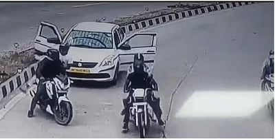 தில்லியின் பரபரப்பான சாலையில் சினிமா பாணியில் கொள்ளை