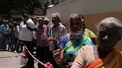 ரூ. 1-க்கு மதிய உணவு! கோவையில் அசத்தும் அறக்கட்டளை!!