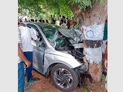 காங்கயம் அருகே மரத்தில் கார் மோதி விபத்து: 3 இளைஞர்கள் காயம்!