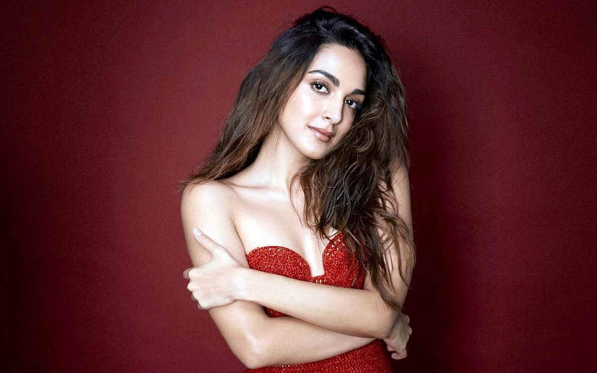 சிவப்பு நிற ஹாட் உடையில் போஸ் கொடுத்து ரசிகர்களை திணறடித்த வைத்த நாயகி.