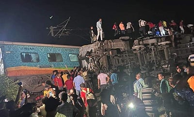 ரயில் விபத்து: 120-க்கும் மேற்பட்ட உடல்கள் மீட்பு