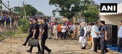 ஒடிசா ரயில் விபத்து நடந்த பகுதியில் பிரதமர் மோடி ஆய்வு