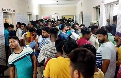 ஒடிசா ரயில் விபத்து: ரத்த தானம் செய்ய மருத்துவமனைகளில் மக்கள் கூட்டம்!