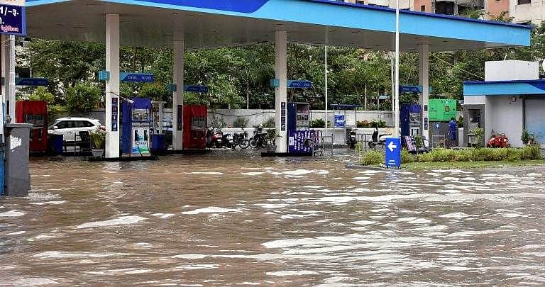 தில்லியில் கனமழை: பள்ளத்தில் விழுந்து ஆட்டோ ஓட்டுநர் பலி!