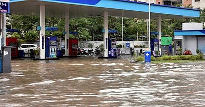 தில்லியில் கனமழை: பள்ளத்தில் விழுந்து ஆட்டோ ஓட்டுநர் பலி!