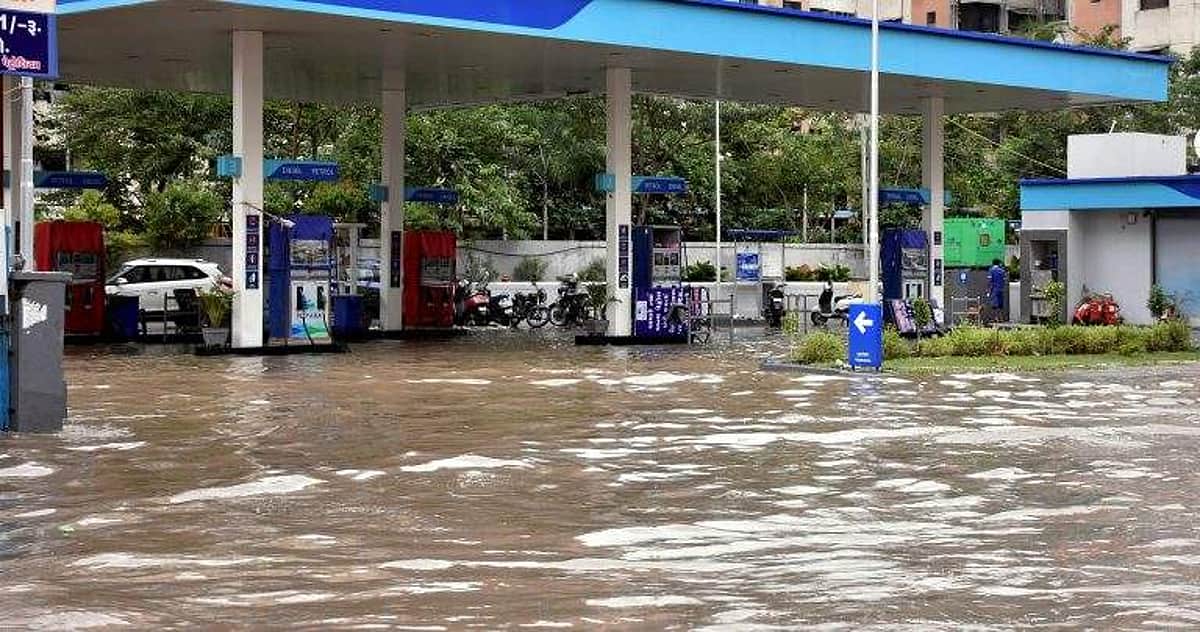 தில்லியில் கனமழை: பள்ளத்தில் விழுந்து ஆட்டோ ஓட்டுநர் பலி!