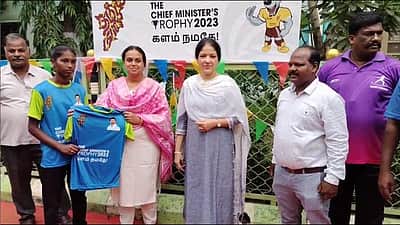 முதல்வா் கோப்பைக்கான விளையாட்டுப் போட்டி:  வீர்களை வாழ்த்தி வழி அனுப்பி வைத்தார் காஞ்சிபுரம் ஆட்சியர்
