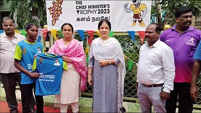 முதல்வா் கோப்பைக்கான விளையாட்டுப் போட்டி:  வீர்களை வாழ்த்தி வழி அனுப்பி வைத்தார் காஞ்சிபுரம் ஆட்சியர்