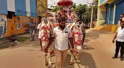 காதணி விழா: கோவையின் அடையாள சின்னங்களுடன் சாரட்டு வண்டியில் அழைத்துவரப்பட்ட சிறுவன்!