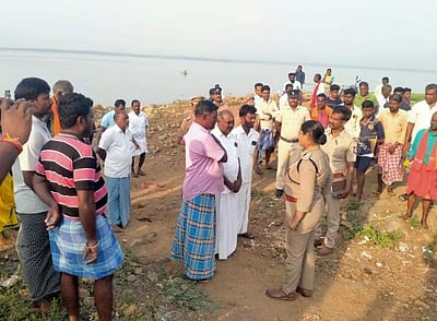 ஏரியூரில் கட்டண உயர்வை திரும்பப் பெறக் கோரி பொதுமக்கள் பரிசில் துறையில் முற்றுகை