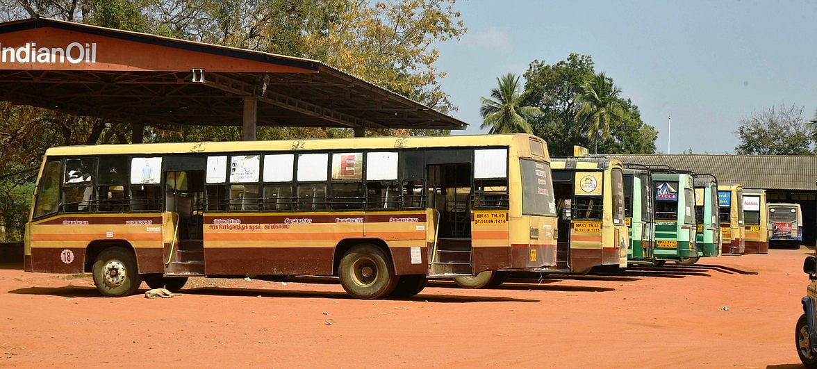 ஊழியா்கள் பற்றாக்குறையால் அரசுப் பேருந்து சேவைகள் குறைப்பு