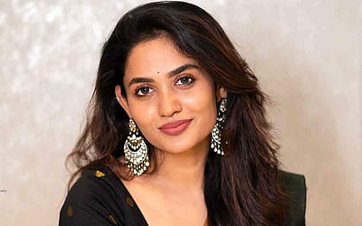 சேலையில் ஜொலிக்கும் தேஜு அஸ்வினி - புகைப்படங்கள் 