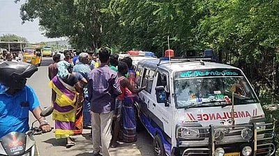 சேலம்: கார் மோதியதில் ஒரே குடும்பத்தை சேர்ந்த மூவர் பலி!