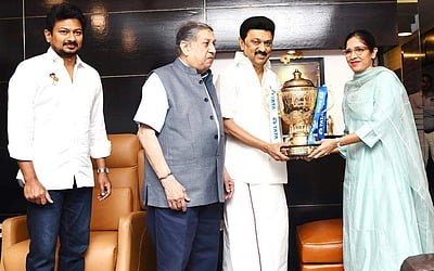 ஐபிஎல் கோப்பையுடன் முதல்வரை சந்தித்த சிஎஸ்கே அணி உரிமையாளர்!