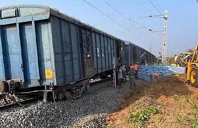 ஒடிசாவில் சரக்கு ரயில் பெட்டிகள் சரிந்து 6 பேர் பலி!
