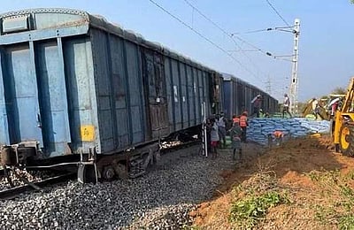 ஒடிசாவில் சரக்கு ரயில் பெட்டிகள் சரிந்து 6 பேர் பலி!