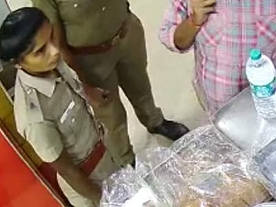 ரோந்து பணியின்போது ஓசியில் பிரெட் ஆம்லெட், டீ: 4 காவலர்கள் பணியிடை நீக்கம்