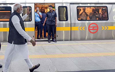 தில்லி மெட்ரோ ரயிலில் பிரதமர் மோடி பயணம் - புகைப்படங்கள்